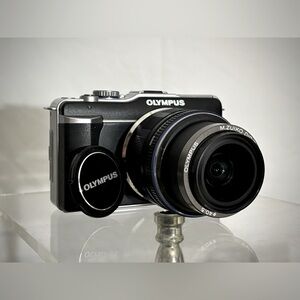 2010 Olympus PEN E-PL1 M.ZUIKO Digital 14-42mm Camera